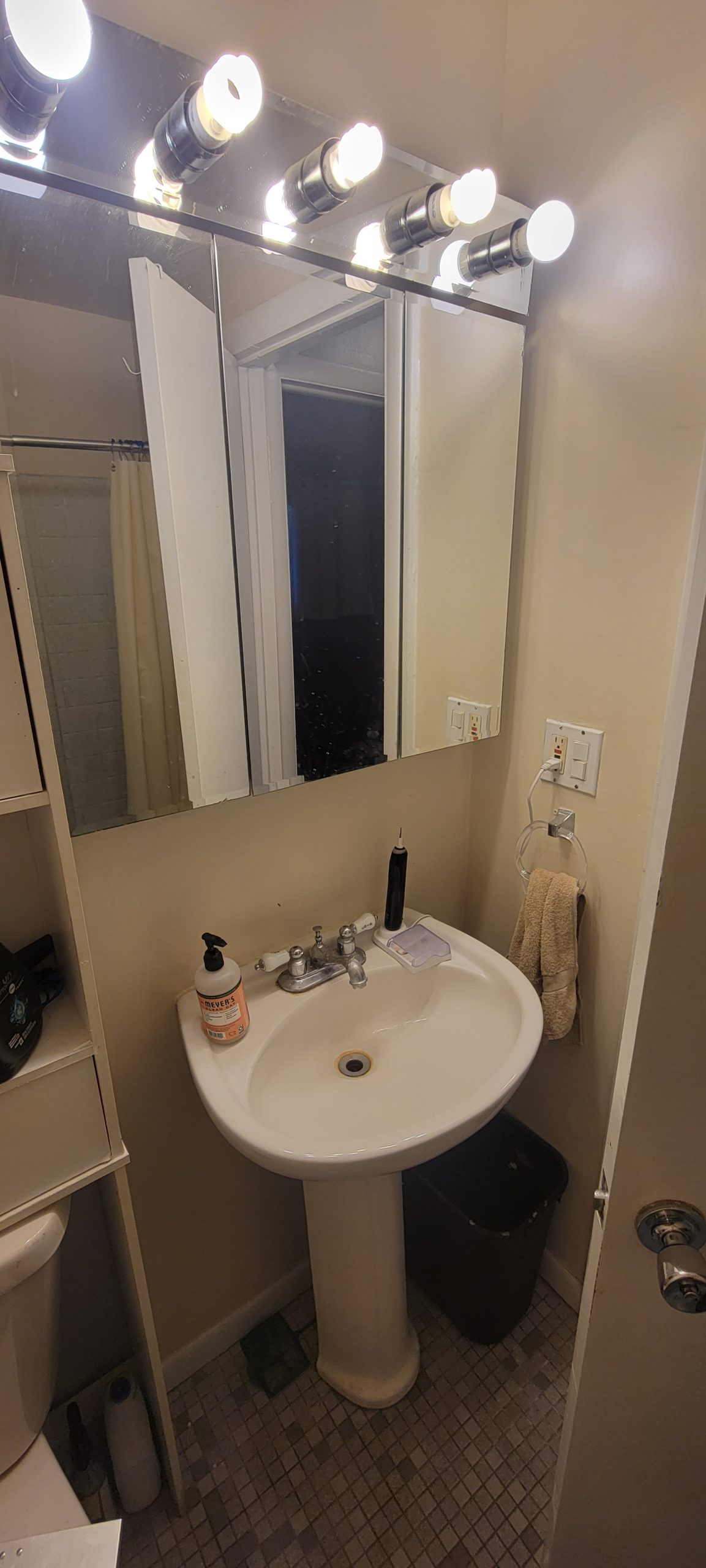 Before | Des Plaines, IL Small Bathroom Remodel